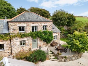 A stone house with a deck and outdoor seating. - 5 Bed in Truro (oc-tc82928) (Mount Hawke)