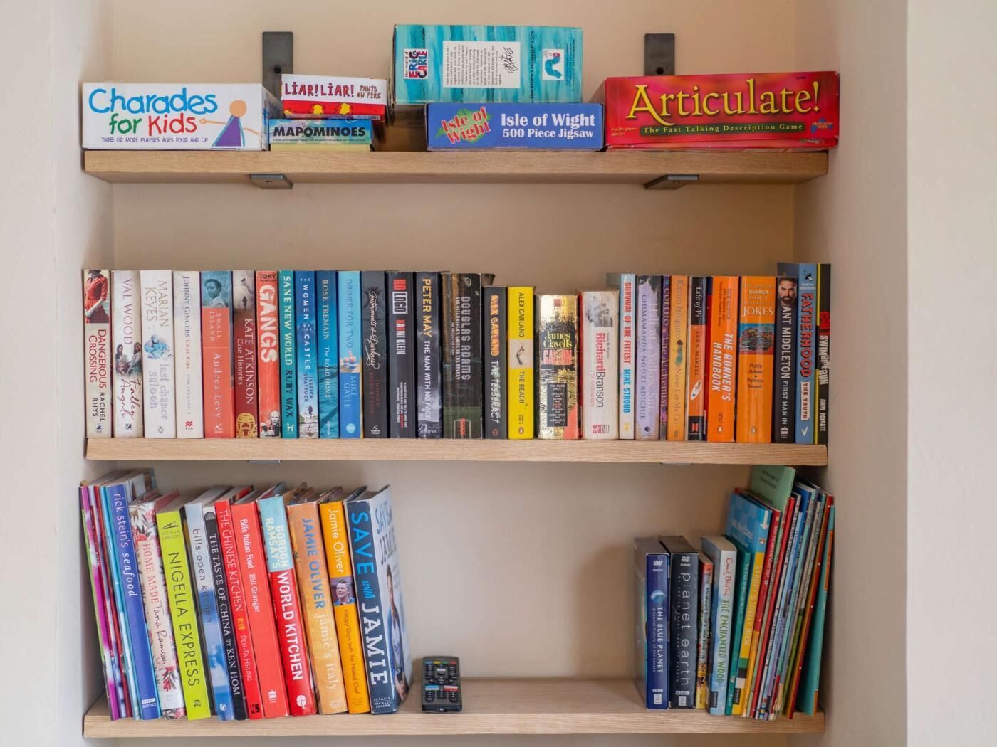 Una libreria con una varietà di libri, tra cui giochi per bambini e titoli di narrativa.