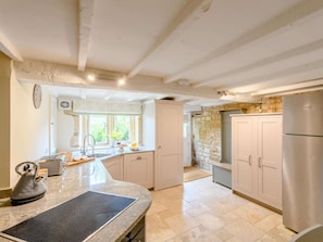 Oven, dishwasher, highchair, cookware/dishes/utensils - 2 Bed in Moreton-in-marsh (oc-82965) (Blockley)
