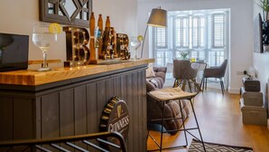 Un coin bar avec une enseigne Guinness, un verre d’eau et une lampe.