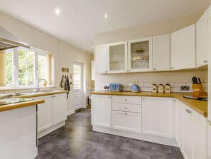 Microwave, oven, highchair, cookware/dishes/utensils - 1 Bed in Aberdare (oc-82906) (Merthyr Tydfil)