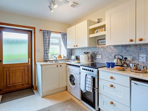 Oven, cookware/dishes/utensils - 1 Bed in Beauly (oc-82778) (Clashdorran)