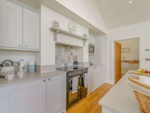 Oven, dishwasher, high chair, cookware/dishes/utensils - 2 Bed in Montgomery (oc-83244) (Llandyssil)
