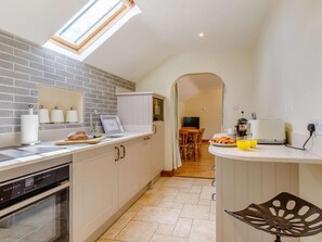 Oven, dishwasher, high chair, cookware/dishes/utensils - 1 Bed in Lyme Regis (oc-83213) (Uplyme)