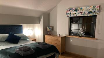2 bedrooms, travel cot, free WiFi, bed sheets