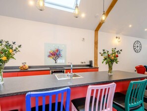 Oven, dishwasher, high chair, cookware/dishes/utensils - 2 Bed in Lockerbie (oc-83269) (Lockerbie)