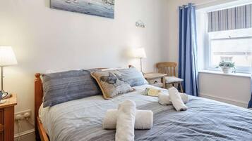 Travel cot, free WiFi, bed sheets