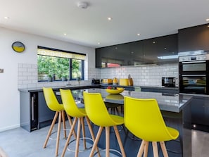 Oven, dishwasher, high chair, cookware/dishes/utensils - 3 Bed in Braunton (oc-83352) (Braunton)