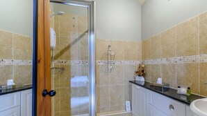 A bathroom with a glass-enclosed shower, a toilet, and a sink. - 1 Bed in York (oc-83265) (High Catton)