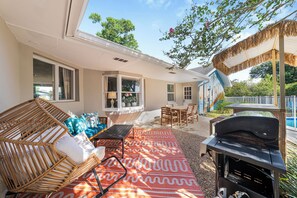 Outdoor dining - Iconic Florida Pool House | 5BR, Game Room & Fire Pit (Clearwater)