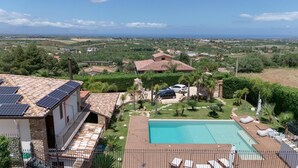 A villa with a swimming pool, solar panels, and a view of the countryside. - Villa Quattro Lune - Partinico (Partinico)
