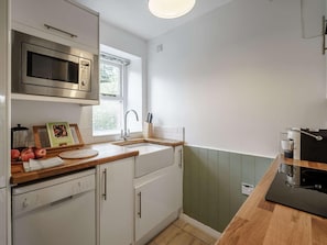 Oven, dishwasher, high chair, cookware/dishes/utensils - 2 Bed in Carlisle (oc-83330) (Croglin)