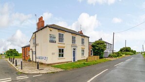 Un edificio de dos pisos con un letrero que dice 'Yorkshire Spurn Discovery Centre'.