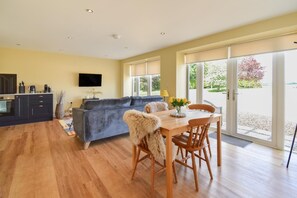 Dining - 1 Bed in Corsham (oc-83690) (Box)
