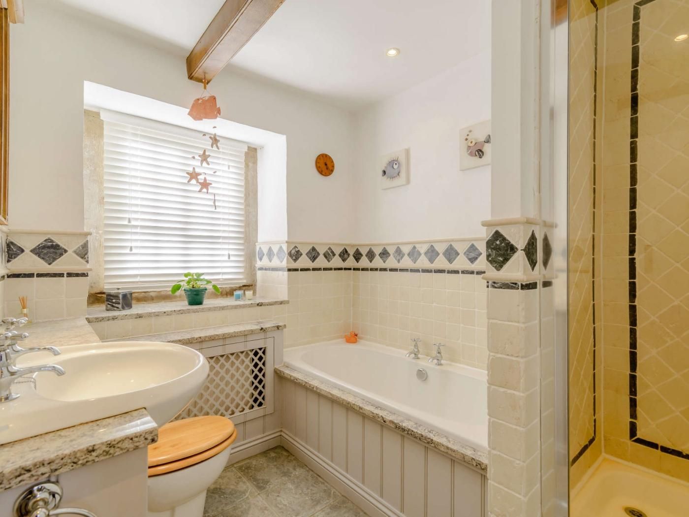 Ein Badezimmer mit Badewanne, Waschbecken und Toilette.