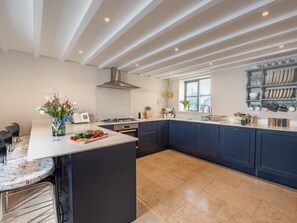 Oven, dishwasher, high chair, cookware/dishes/utensils - 3 Bed in Hay-on-wye (oc-83593) (Hay-on-Wye)