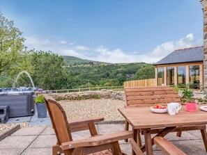 Outdoor dining - 3 Bed in Wrexham (oc-83938) (Coedpoeth)