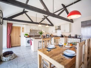 Oven, dishwasher, high chair, cookware/dishes/utensils - 4 Bed in Chathill (oc-83469) (Swinhoe)