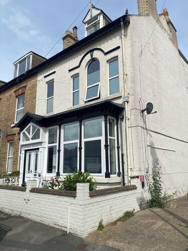 Self catering apartment, close to beach, short walk to town centre, with parking