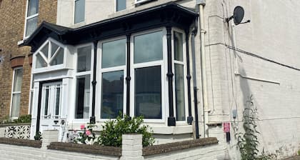 Self catering apartment, close to beach, short walk to town centre, with parking