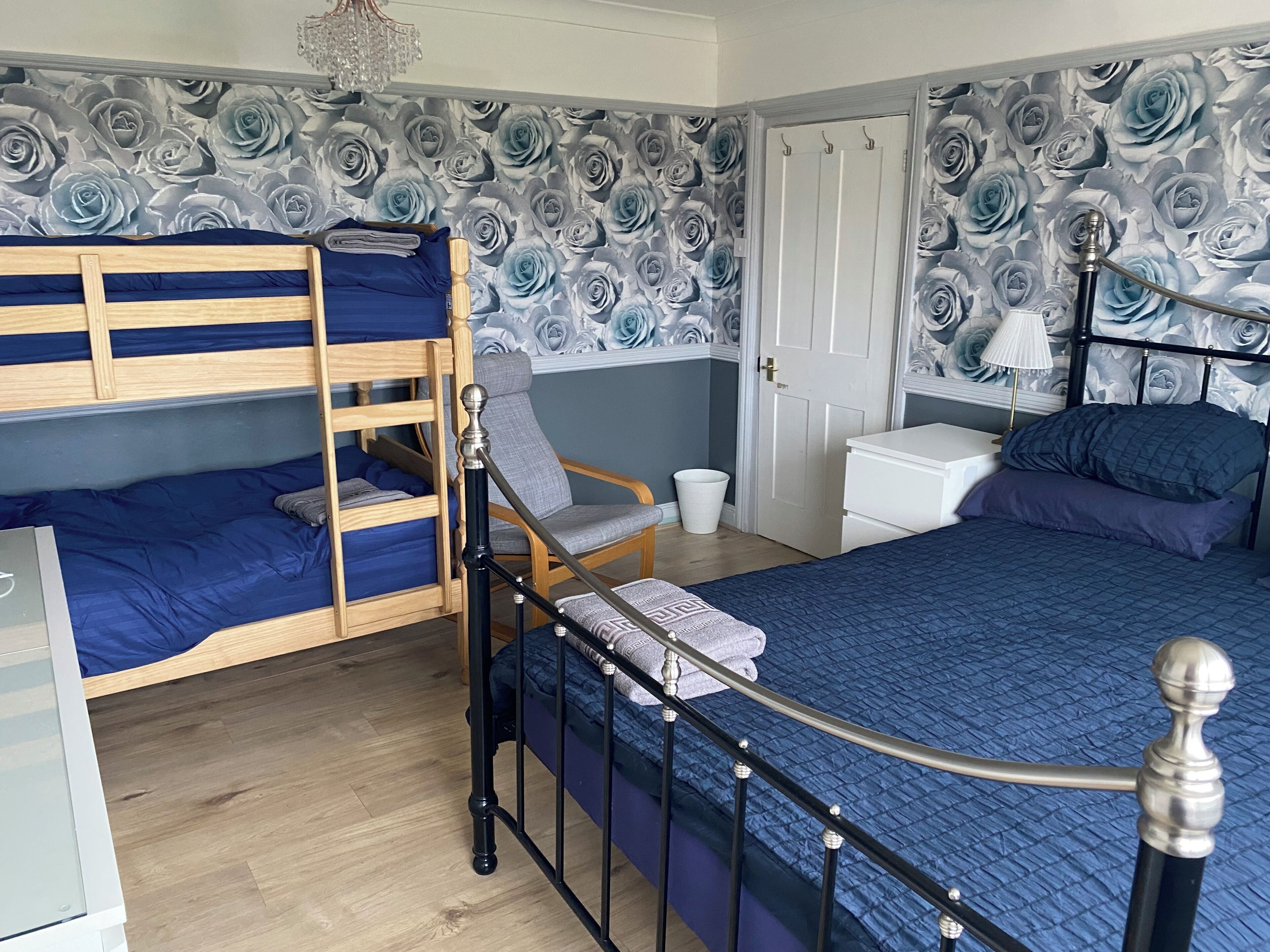 5 bedrooms, iron/ironing board, free WiFi, bed sheets