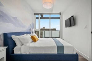 2 bedrooms, desk, iron/ironing board, WiFi - The Summit | Sofa Bed | UG Prk | AC | Min to Stmp (Calgary)
