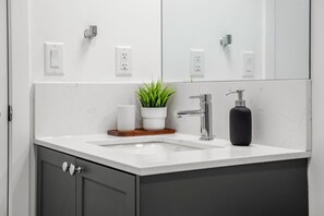 Bathroom - The Summit | Sofa Bed | UG Prk | AC | Min to Stmp (Calgary)
