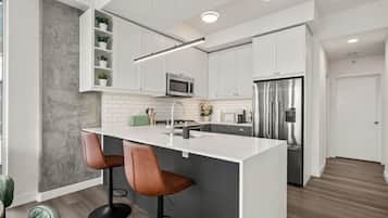 Coffee/tea maker, fridge, microwave, oven