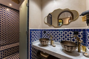 Deluxe Double or Twin Room, Balcony, Courtyard View | Bathroom | Shower, hair dryer, slippers, towels - Riad Secret Mahjouba (Marrakech)