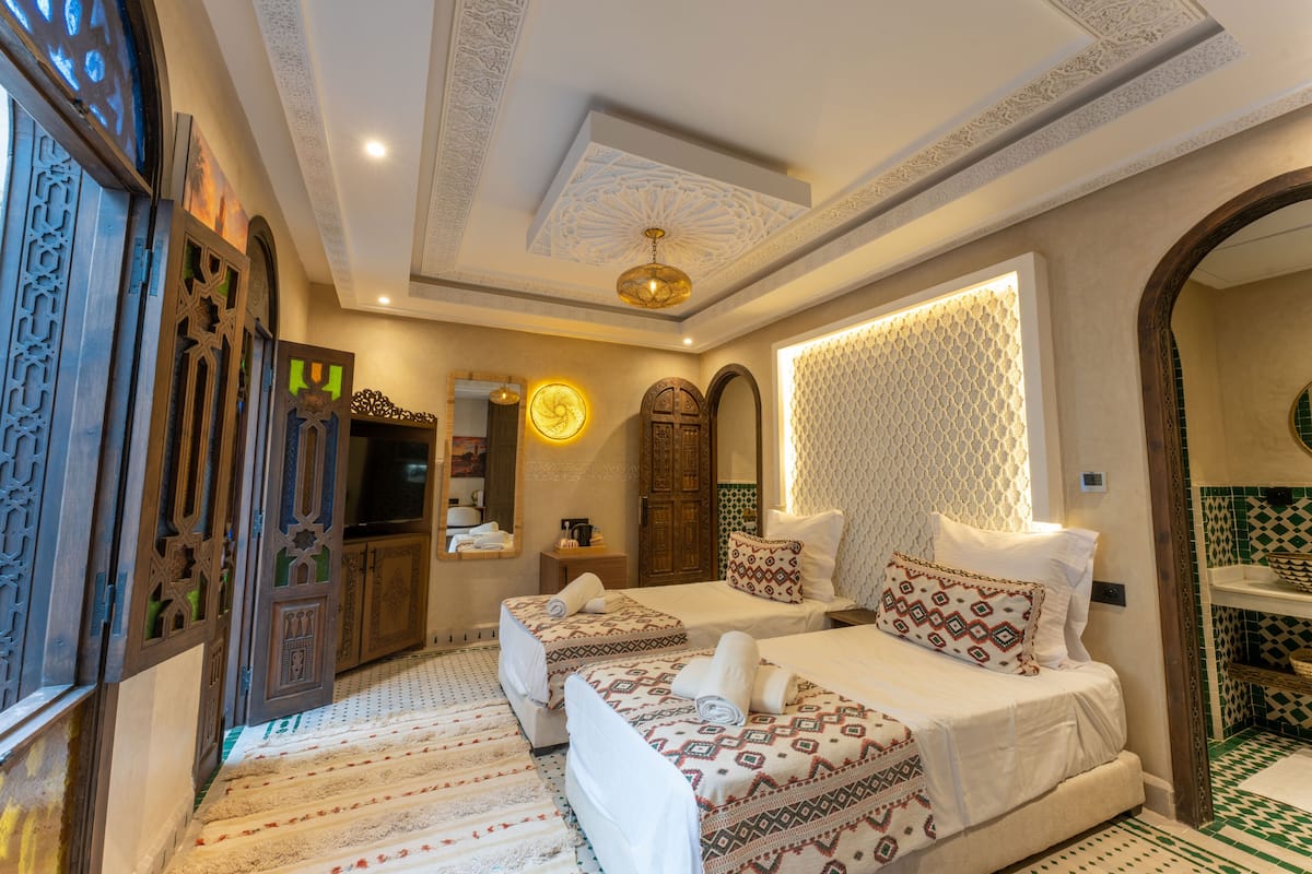Quarto casal ou duplo luxo, sacada, vista para o pátio | Frigobar, cofres nos quartos, escrivaninha