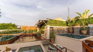 A rooftop terrace with a pool, seating areas, and a variety of plants. - Riad Secret Mahjouba (Marrakech)