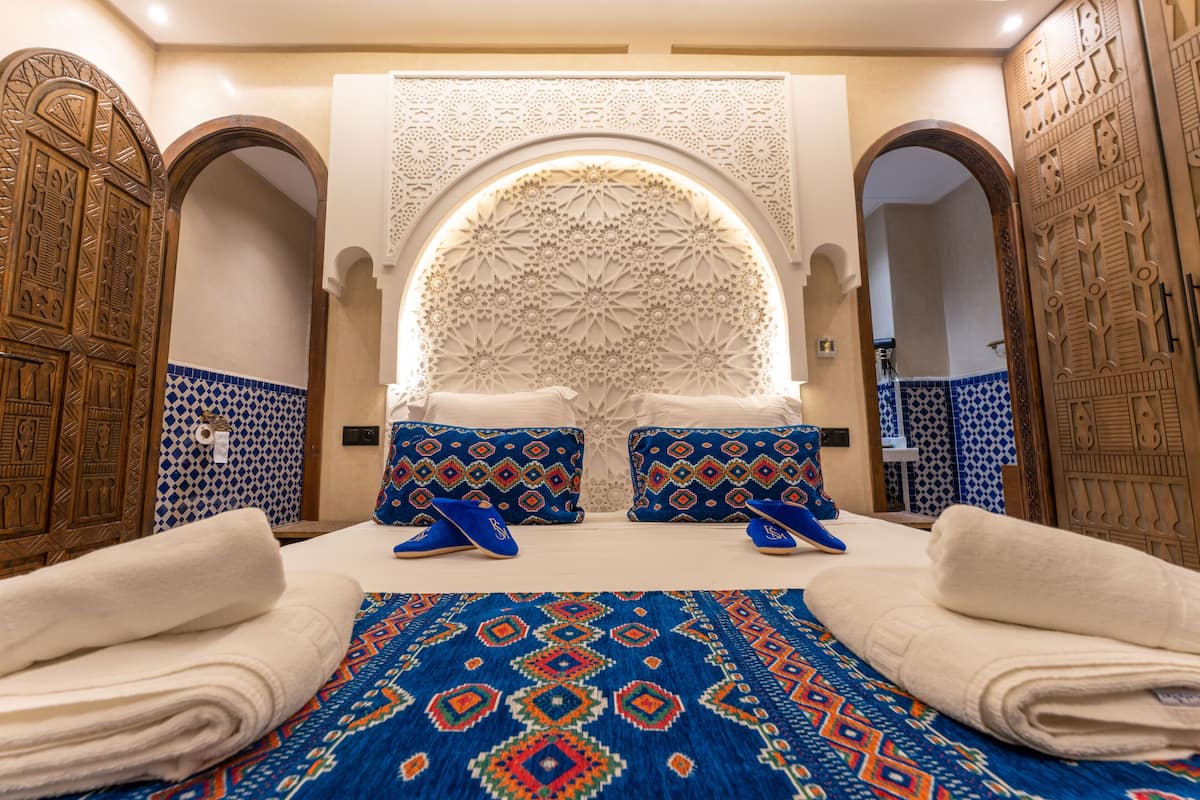 Quarto casal ou duplo luxo, sacada, vista para o pátio | Frigobar, cofres nos quartos, escrivaninha