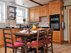 Oven, dishwasher, high chair, cookware/dishes/utensils - 3 Bed in Threlkeld (oc-sz421) (Threlkeld)