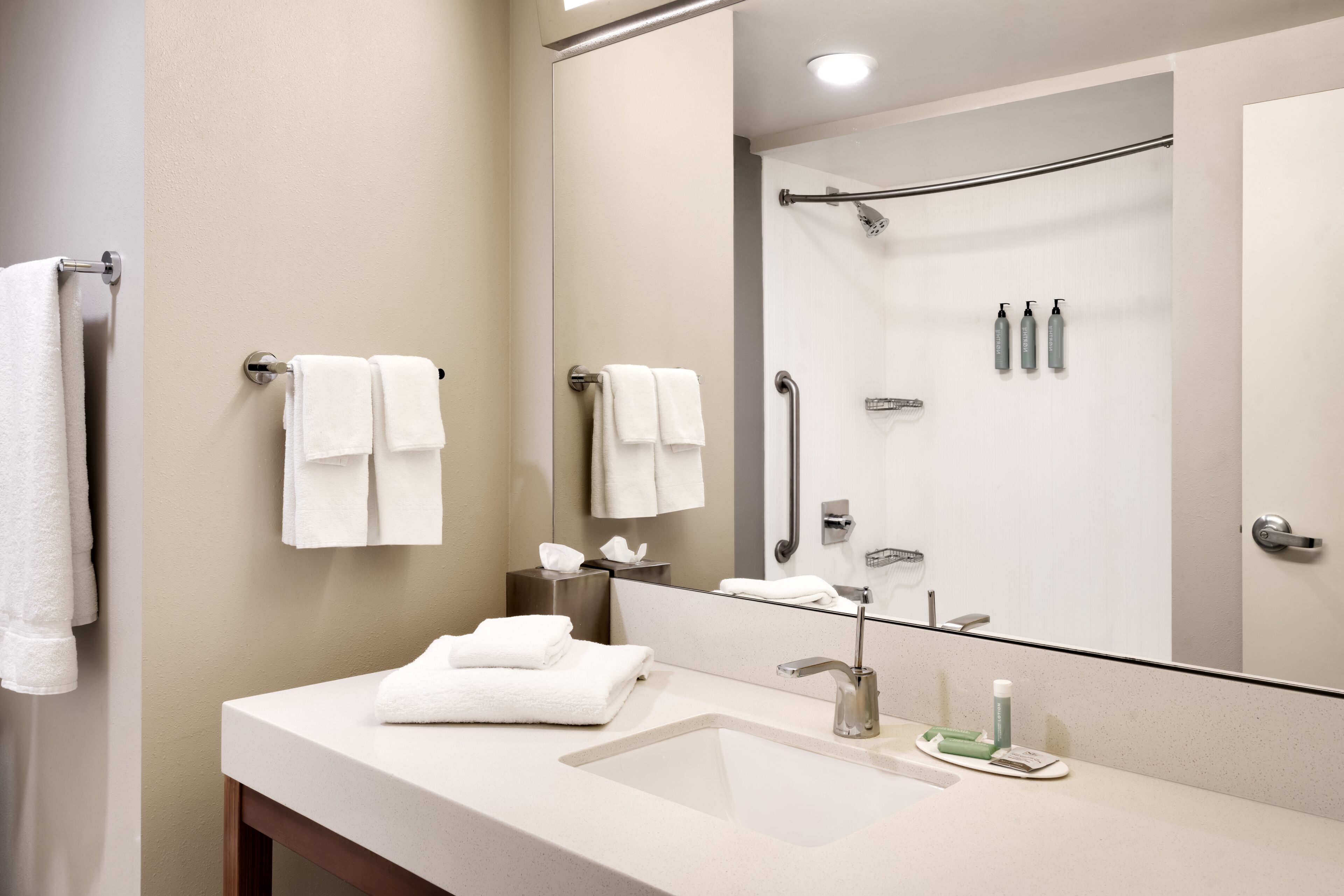 Amenidades de baño gratuitas, secadora de cabello, toallas, jabón 