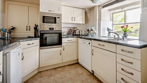 Oven, dishwasher, highchair, cookware/dishes/utensils - 4 Bed in Buttermere (oc-sz090) (Buttermere)