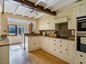 Oven, dishwasher, highchair, cookware/dishes/utensils - 4 Bed in Kirkby Stephen (oc-sz507) (Mallerstang)