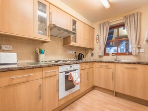 Oven, dishwasher, cookware/dishes/utensils - 2 Bed in Keswick (oc-sz444) (Keswick)