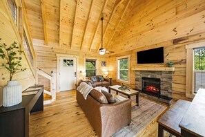 Living area - New Build Cabin! Close to Mountains, Dollywood, Parkway, Pigeon Forge (Pigeon Forge)