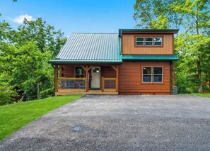 Exterior - New Build Cabin! Close to Mountains, Dollywood, Parkway, Pigeon Forge (Pigeon Forge)
