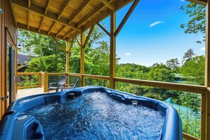 Outdoor spa tub - New Build Cabin! Close to Mountains, Dollywood, Parkway, Pigeon Forge (Pigeon Forge)