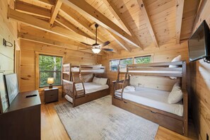 Room - New Build Cabin! Close to Mountains, Dollywood, Parkway, Pigeon Forge (Pigeon Forge)
