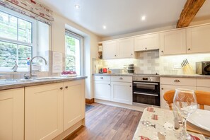 Oven, dishwasher, cookware/dishes/utensils - 2 Bed in Keswick (oc-sz076) (Borrowdale)