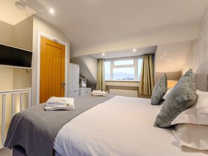 Cuna de viaje, wifi gratis y ropa de cama 