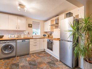 Oven, dishwasher, highchair, cookware/dishes/utensils - 3 Bed in Gosforth (oc-sz064) (Gosforth)