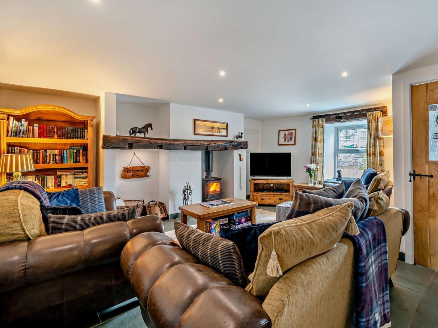 TV, fireplace