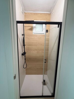 Douche, sèche-cheveux, serviettes fournies, papier toilette