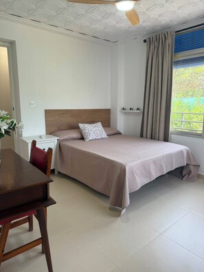 3 bedrooms, iron/ironing board, bed sheets