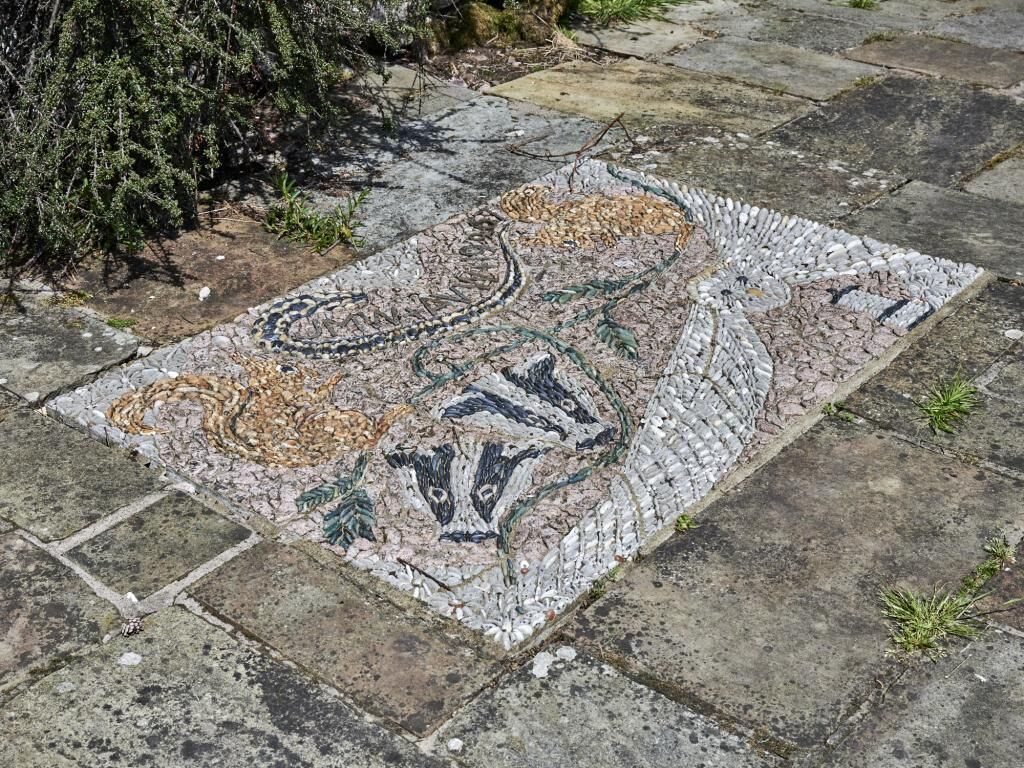 Une mosaïque sur un pavé de pierre.
