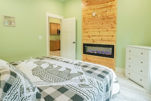 1 bedroom, iron/ironing board, WiFi, bed sheets - Couples Remote Cedar + Sage Cabin in the Woods. (Logan)