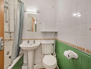 A bathroom with a bathtub, two sinks, a toilet, and a shower curtain. - 2 Bed in Keswick (oc-sz027) (Keswick)